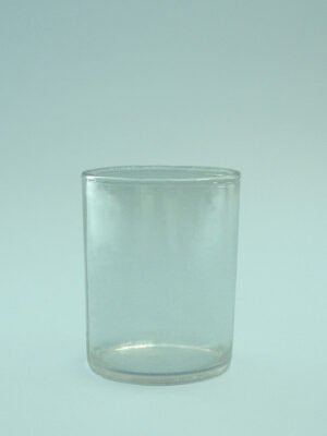 Waterglas van suikerglas. 9 centimeter hoog en 7.3 cm in doorsnede.