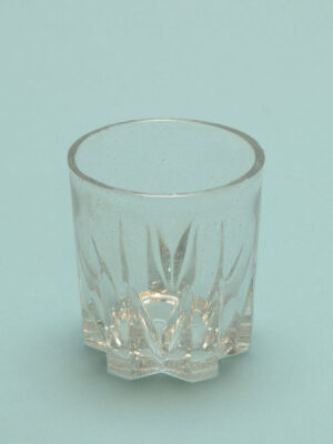 Veiligheisglas op je filmset! Whiskyglas met sterbodem. Afmeting: 9 x 8,3 cm.