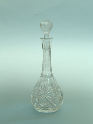 Jugendstil – Karaf, 21,5(26,5) x ø 9,7/4 cm. gemaak van suikerglas voor film, TV en videoproductie.