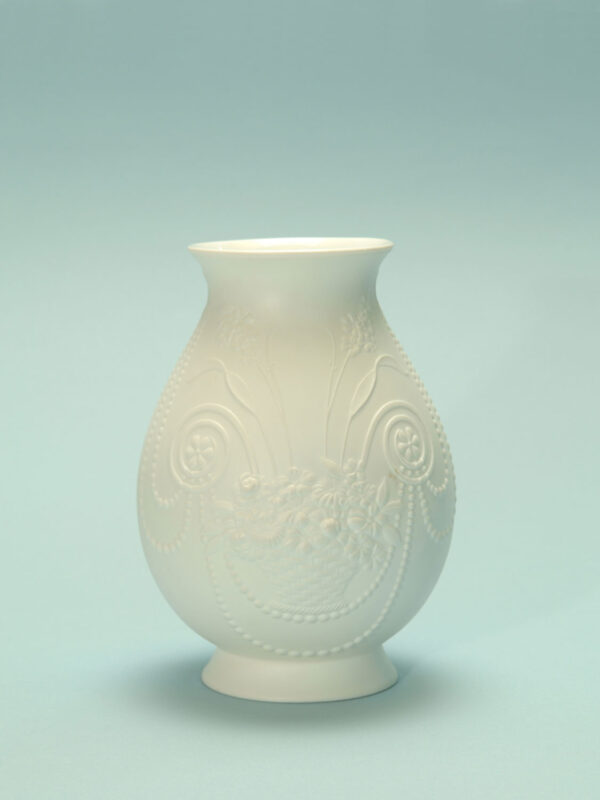 For your video clip: 0406-Keizersvase 17 cm x 12.3 cm. Vase of sugar glass, with motif. Imperial vase 17 cm x 12.3 cm.